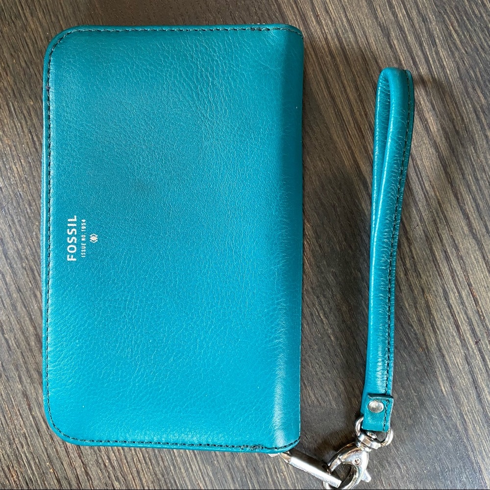 Nice little Fossil teal leather wristlet wallet